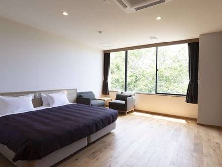 【客室一例】ダブルルーム/一例　広島の宿泊施設には珍しい
キングサイズのベッド。広々としたゆとりある空間を贅沢にお使いください。山側に面した305号室からは、経小屋山の緑が望めます。