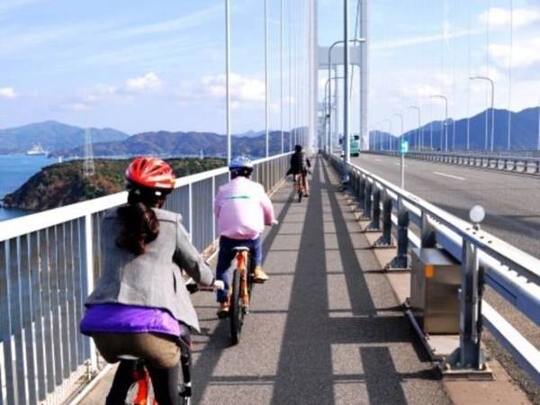 
【しまなみ海道】しまなみ海道は本州と四国とを結ぶ唯一自転車や徒歩で渡れるルート