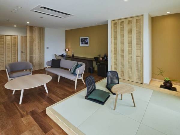 【露天風呂付き　和洋室（柚葉）】広島マルニ木工による深澤直人デザインの家具で揃えられた客室
