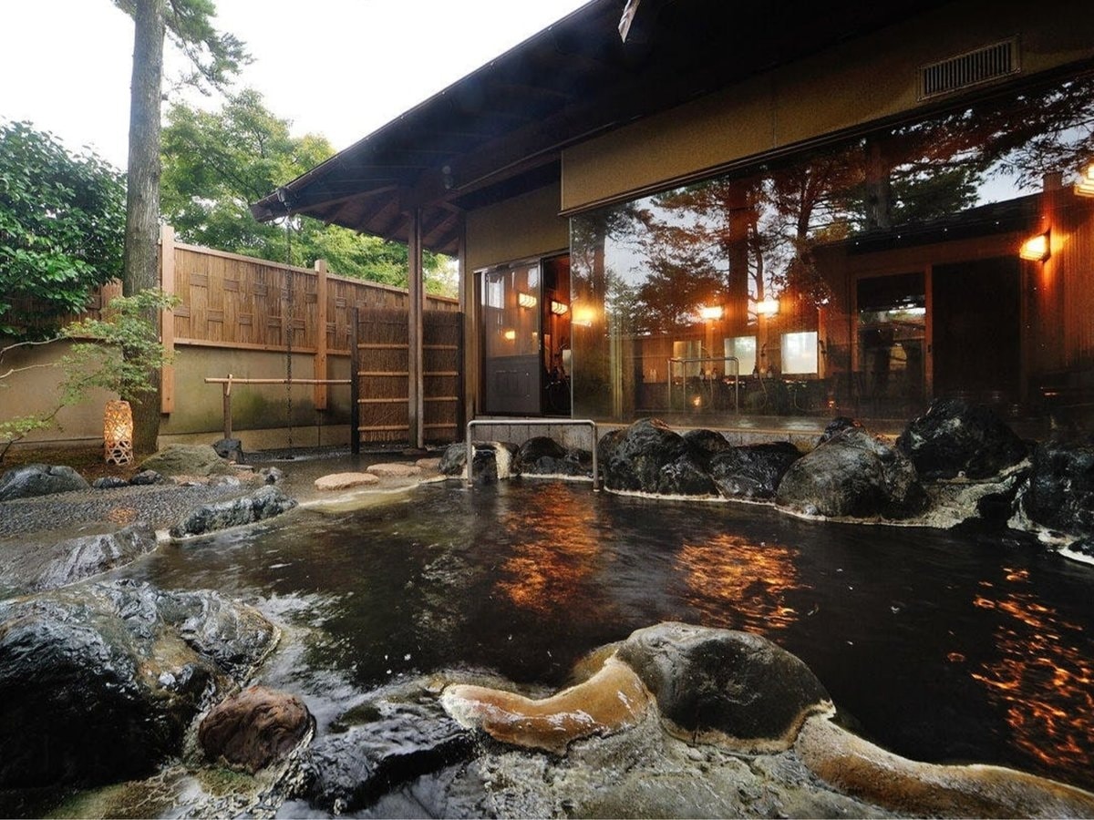 美肌美人の湯が注ぐ露天風呂