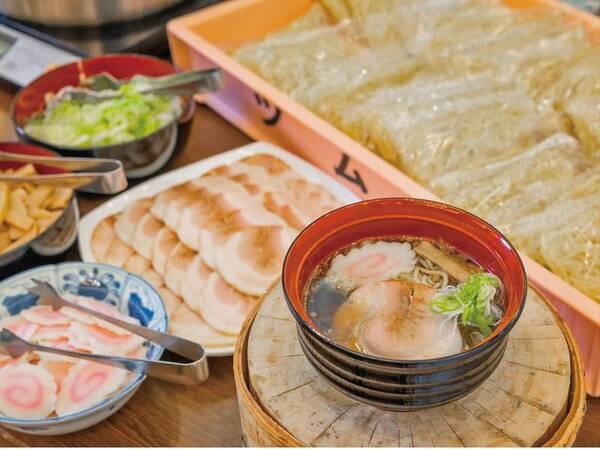 【和洋70品バイキング/例】セルフラーメンはお好みの薬味を載せてアレンジ可能
