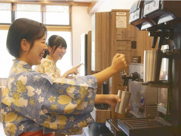 【ラウンジ・山笑（さんしょう）】2025年に新設。おひとり1,100円でアルコール、ソフトドリンクが飲み放題。