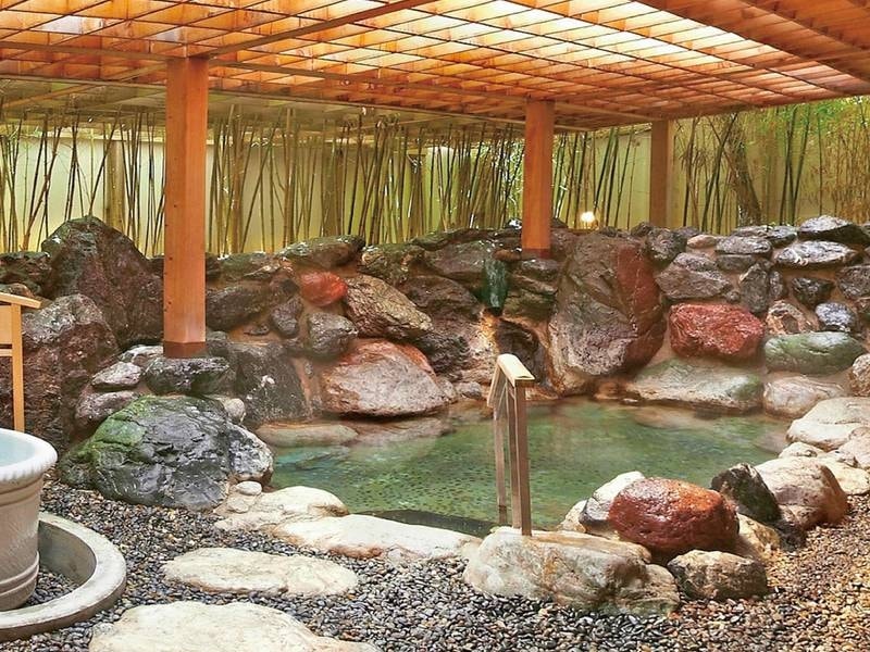 【1階・はなの湯】ご婦人大浴場/露天風呂には岩風呂もございます