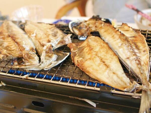 【朝食/例】ご自身で焼くアツアツのアジの干物。宿オリジナルでここでしか食べられないほど肉厚で大きい!