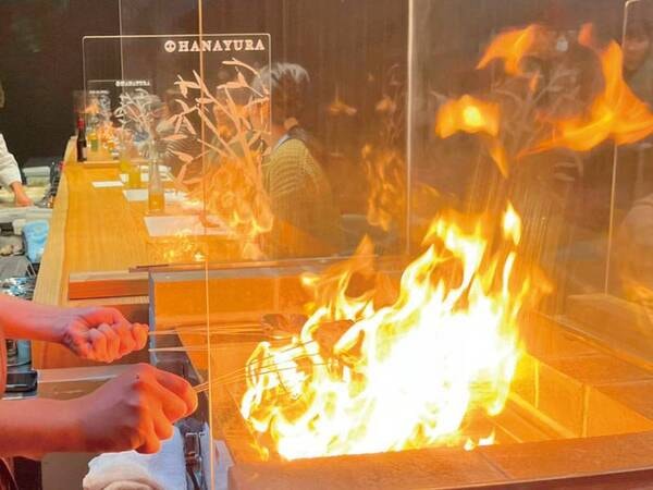 【レストラン華響】藁焼きや炭火焼きの際にでる炎は大迫力！
