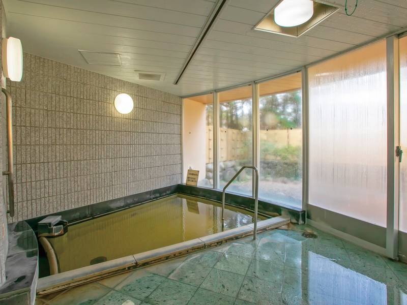 貸切風呂（有料）露天風呂と内風呂があり介護機能リフトも設置。