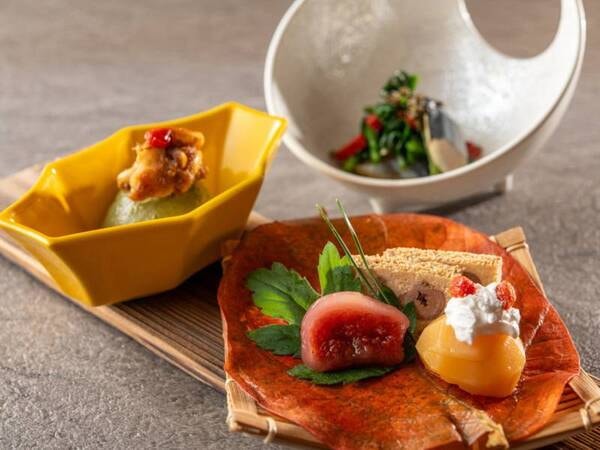 【季節の会席(25年9～11月の一例)】先付（抹茶豆乳豆腐・〆秋刀魚 旬菜浸し・吹き寄せ）