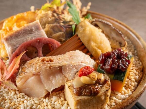 【土地の恵み会席(25年9～11月の一例)】焼八寸（さつま芋のパイ包み・甘鯛柚庵焼き・日光ゆば ほう葉味噌焼き・舞茸唐揚げ・喜連川産椎茸裏白・塩豚など）