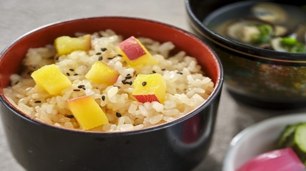 【9月～11月季節の会席一例】さつま芋御飯、涸沼産蜆味噌汁、香の物