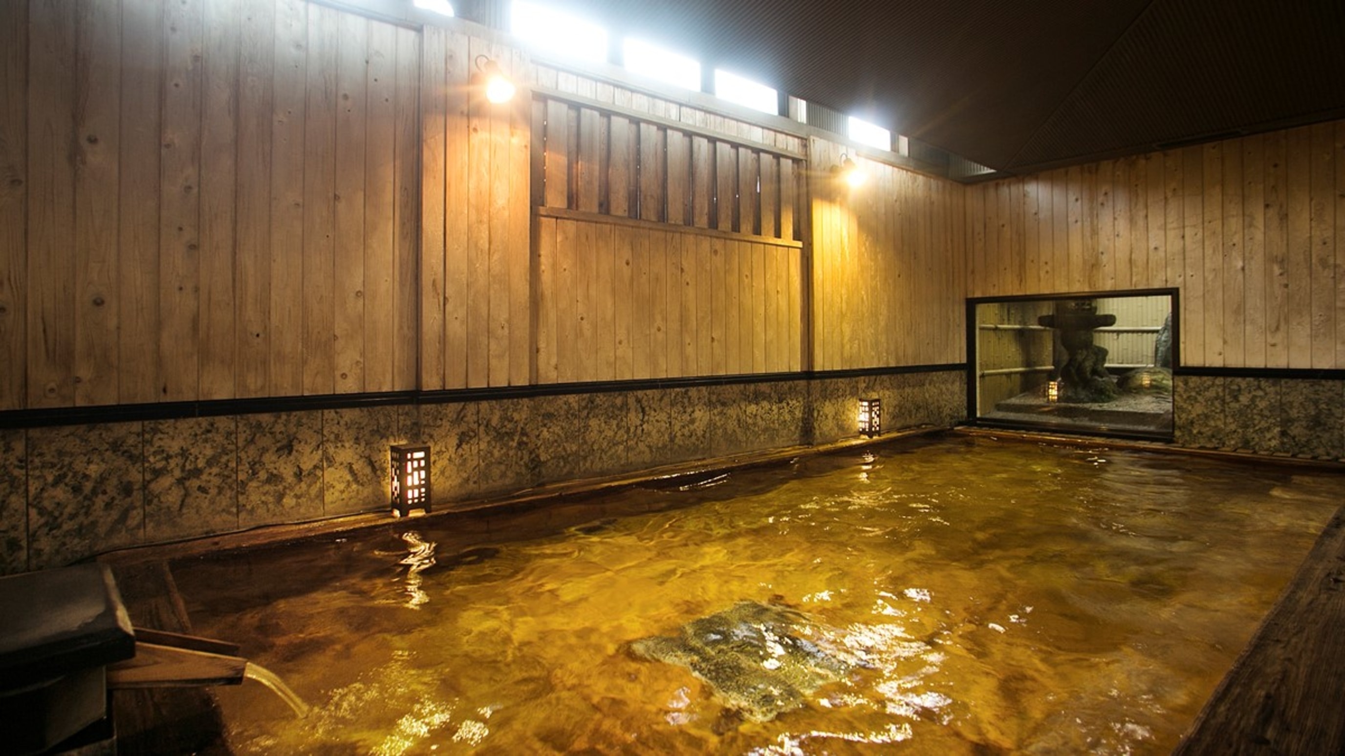 広々とした大浴場「大内の御湯」で温泉の醍醐味を満喫。朝に夕に、大内の殿様気分で悠々と。