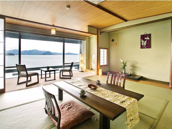 【上層階客室/例】大きな窓から日本海を見下ろす