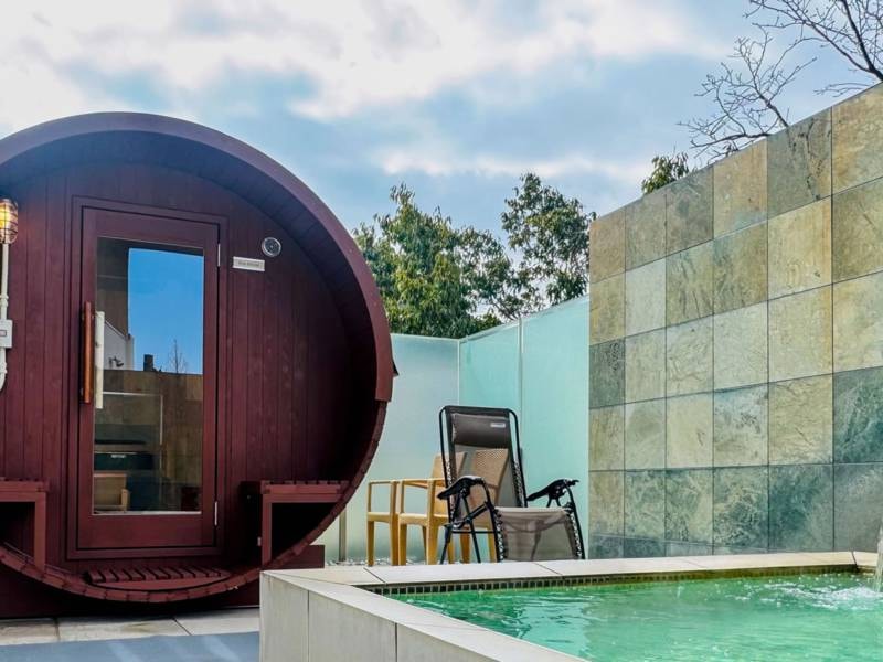 本場フィンランドのロウリュウ式バレルサウナ！2026年2月登場♪角のない丸いフォルムは熱を効率よく循環させ、 ロウリュウによって発生した蒸気が滞ることなく降り注ぎ、 体の芯からじっくりと温めてくれる