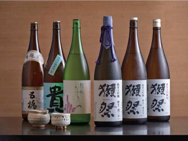 ホテル1階の食事処では常時20種類の日本酒をご用意※写真一例