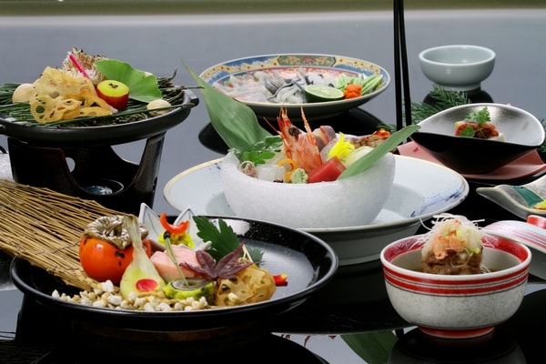 萩のブランド牛「長萩和牛」や地魚等、旬の食材を使用した創作会席。季節に応じて料理長がおすすめのメニューをご提供します
