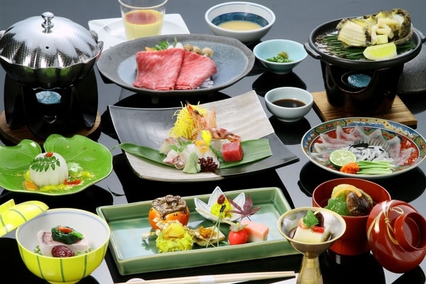 萩のブランド牛「長萩和牛」や地魚等、旬の食材を使用した創作会席。季節に応じて料理長がおすすめのメニューをご提供します