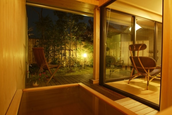 お部屋でゆっくり入浴を楽しめる露天風呂付スイート客室