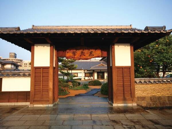 【表門】「萩の迎賓館」として創業した老舗旅館にふさわしい設え