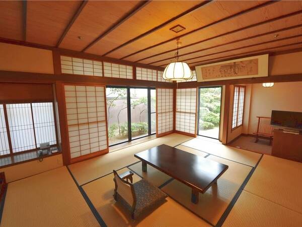 【1階和室/例】1階の日本庭園に面した客室。本間10畳+次の間4.5畳の二間でゆったり