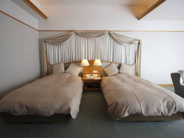 【デラックスツイン】130cm x 205cmのベッドを二つご用意/例