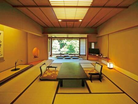 【曙・芙蓉 和室/12.5畳】客室一例。大きな一枚窓を配した和室