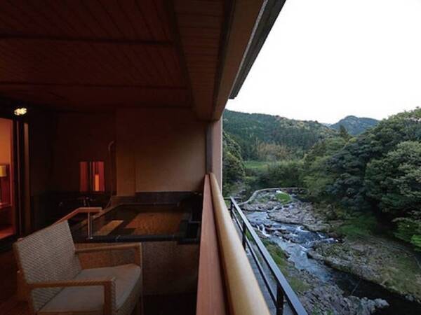 【露天風呂付/お任せジュニアスイート】客室一例。渓流側のお部屋は眼下に川を望めます/例