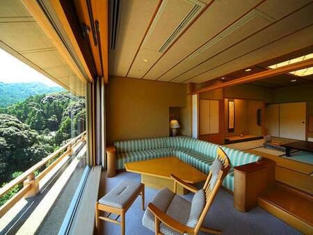 【露天風呂付/長門 スイート】窓からは渓流を望める露天風呂付客室/例