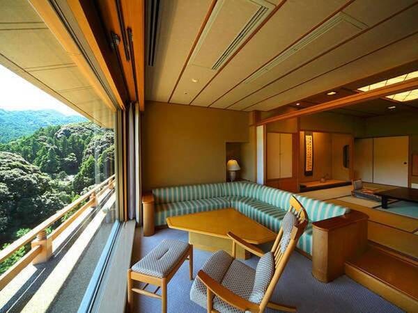 【露天風呂付/長門 スイート】窓からは渓流を望める露天風呂付客室/例