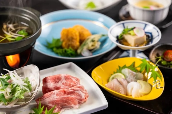 【季節の会席/26年6～8月の例】・お造り三種盛り　・国産豚の味しゃぶ…等