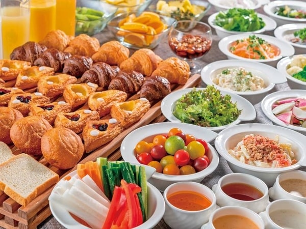 朝食はビュッフェで、和洋の料理が並ぶ