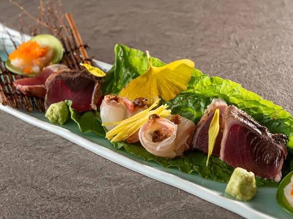 【季節の会席(25年9~11月の一例)】お造り(鰹 白身ゆず合え イカ砂子合え)