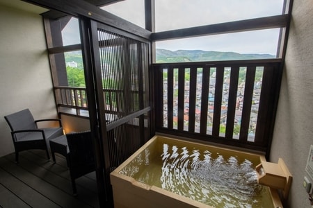 客室露天風呂の源泉、湯川の湯をお部屋で堪能