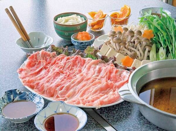 【豚しゃぶ鍋/例】豚肉は脂身が少ない上質な肩ロースをたっぷり300ｇ用意