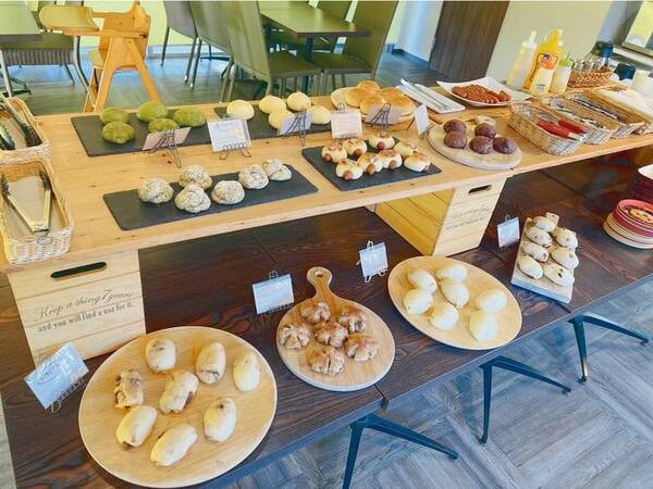 朝食会場のカフェに並ぶ、こだわりのパン