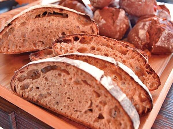 【食事会場のカフェ】朝食で堪能できる厳選素材を使用した上質なパン