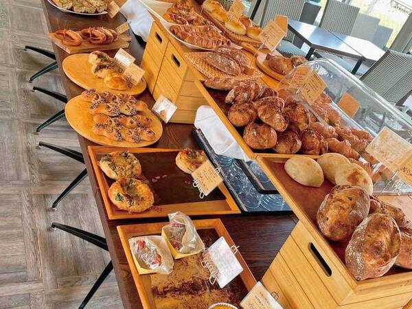 【食事会場のカフェ】朝食で堪能できるパン