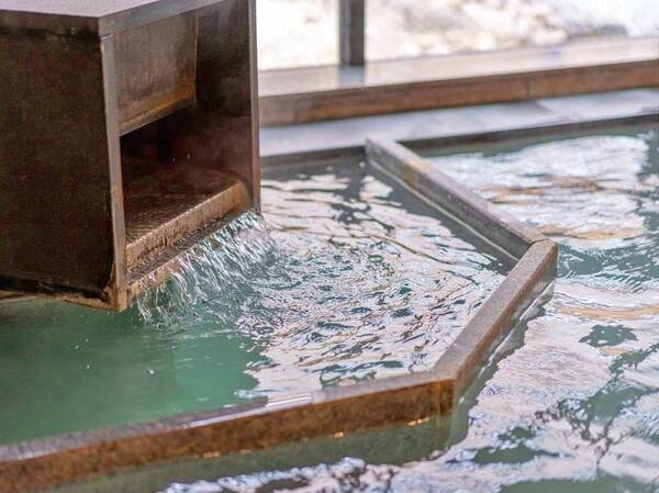 温泉/硫黄の香りが漂うにごり湯の天然温泉です