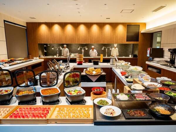 【夕食ビュッフェ】季節の地元食材を使った和洋のメニューをお楽しみください(例)