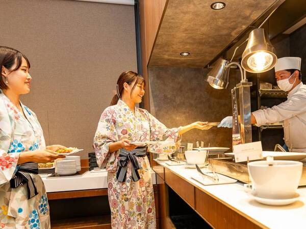 【夕食ビュッフェ】オープンキッチンで出来立てアツアツをどうぞ!(例)