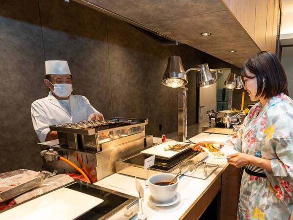 【夕食ビュッフェ】ライブキッチンコーナーの『山女魚の塩焼き』(例)