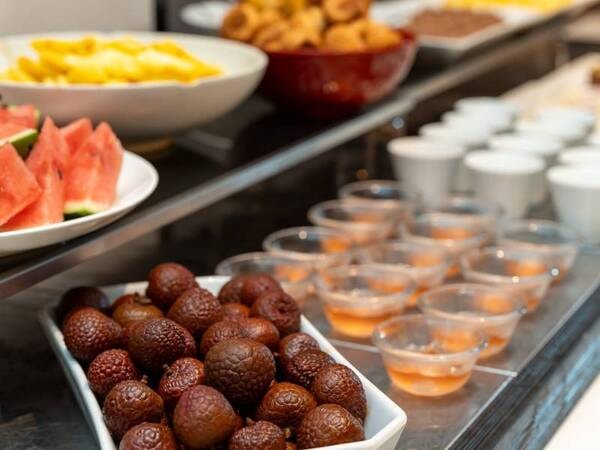 【夕食ビュッフェ】スイーツやフルーツもついつい食べ過ぎちゃいますね ※イメージ