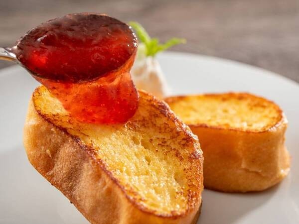 【朝食ビュッフェ】シェフが目の前で焼き上げるフレンチトースト ※一例
