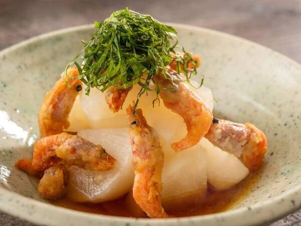 【25年9/16(火)~26年1/4(日)秋冬限定メニュー※一例】小エビとふろふき大根。霜の便りが届く頃に食される郷土料理