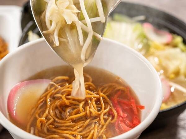 【25年9/16(火)~26年1/4(日)秋冬限定メニュー※一例】那須塩原名物スープ入り焼きそば。那須塩原のご当地B級グルメ!