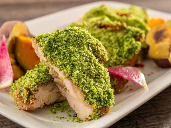 【25年9/16(火)~26年1/4(日)秋冬限定メニュー※一例】季節の野菜と鶏肉の香草パン粉焼き。香ばしくローストした鶏モモ肉に、香草が薫るパン粉で香りをプラス