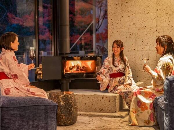 【オールインクルーシブホテル】ロビーラウンジでお酒を片手に語らう