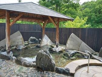 亀の井ホテル 日光湯西川 オールインクルーシブホテル/【男性大浴場/露天風呂】四季折々の美しい景色と共に湯浴み