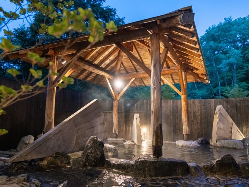 【男性大浴場/露天風呂】湯西川の開放的な自然と温
泉で癒し効果抜群！