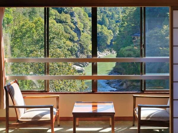 【和室12.5畳角部屋/例】天竜峡の絶景を窓いっぱいに満喫できる