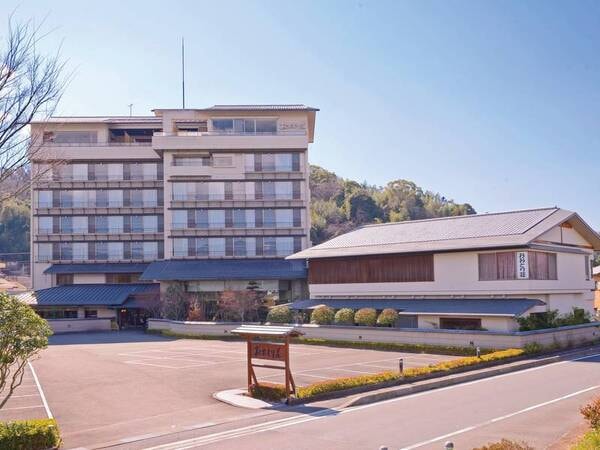 【外観】富士山と天城の清水が流れる狩野川を望める温泉宿