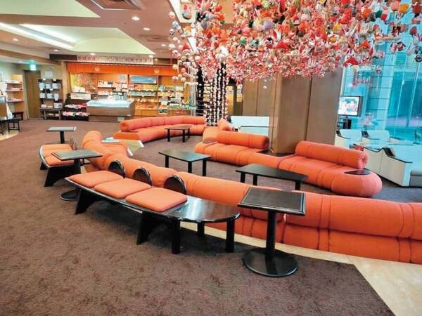 【1Fロビー】つるし飾りに圧倒!当館のつるし飾りは、地元の「大仁女性の会」「天城しゃくなげの会」の女性たちの手作りです♪